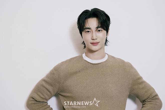 배우 변우석이 서울 종로구 스타뉴스 사옥에서 진행된 '제 9회 아시아 아티스트 어워즈'(The 9th Asia Artist Awards, 이하 'AAA 2024')' 수상 인터뷰를 위해 포즈를 취하고 있다.  변우석은 지난해 12월 27일(현지시각) 태국 방콕에서 열린 'AAA 2024'에서 '대상' 격인 '올해의 남우주연상'과 더불어 'AAA 인기상', 'AAA 아시아 셀러브리티상', '베스트 아티스트상', '베스트 커플상', '베스트 OST상' 등을 차지했다. / 사진제공=바로엔터테인먼트 /사진=김창현 chmt@