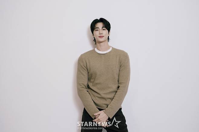 배우 변우석이 서울 종로구 스타뉴스 사옥에서 진행된 '제 9회 아시아 아티스트 어워즈'(The 9th Asia Artist Awards, 이하 'AAA 2024')' 수상 인터뷰를 위해 포즈를 취하고 있다.  변우석은 지난해 12월 27일(현지시각) 태국 방콕에서 열린 'AAA 2024'에서 '대상' 격인 '올해의 남우주연상'과 더불어 'AAA 인기상', 'AAA 아시아 셀러브리티상', '베스트 아티스트상', '베스트 커플상', '베스트 OST상' 등을 차지했다. / 사진제공=바로엔터테인먼트 /사진=김창현 chmt@