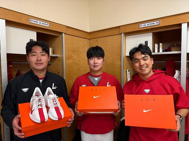 SSG 랜더스 훈련 지원 요원들이 추신수 보좌역이 선물한 신발을 들고 기념촬영하고 있다. SSG 랜더스