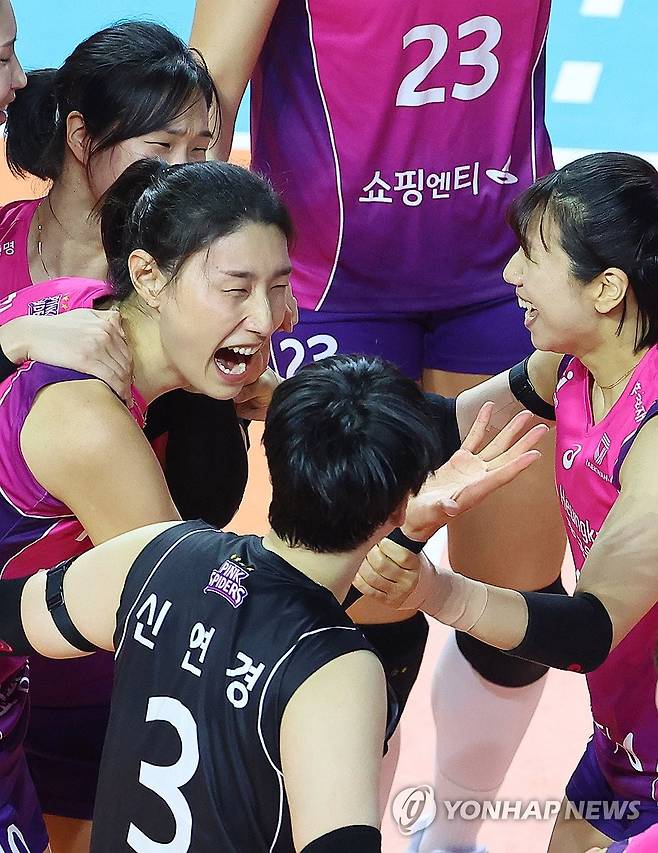 환호하는 흥국생명 선수들 (인천=연합뉴스) 임순석 기자 = 2일 인천 삼산월드체육관에서 열린 프로배구 V리그 여자부 흥국생명과 정관장의 경기. 세트스코어 3-1로 승리한 흥국생명 선수들이 기뻐하고 있다. 2025.2.2 soonseok02@yna.co.kr