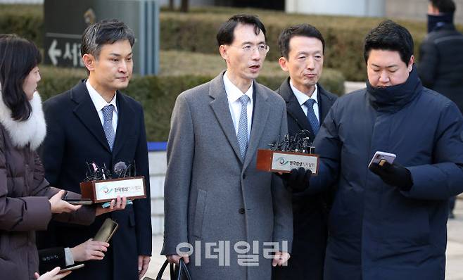 삼성 측 변호인단이 3일 오후 서초구 서울고법에서 열린 ‘이재용 삼성전자 회장의 항소심 선고공판’이 끝난 후 취재진과 인터뷰를 하고 있다. (사진=이데일리 방인권 기자)