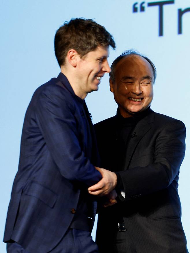 샘 알트먼(왼쪽) 오픈AI 최고경영자와 손정의 소프트뱅크 그룹 회장. [사진=로이터]