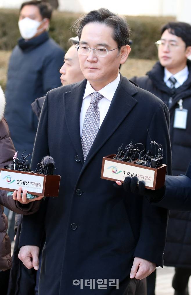 이재용 삼성전자 회장이 3일 오후 서울 서초구 서울고등법원에서 열린 ‘경영권 불법 승계’ 의혹 자본시장과금융투자업에관한법률위반등 항소심 선고공판에서 무죄를 선고받은 후 법정을 나서고 있다. (사진=이데일리 방인권 기자)