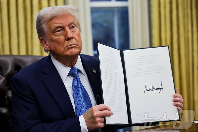 도널드 트럼프 미국 대통령이 지난달 31일(현지시간) 미국 워싱턴DC 백악관 집무실에서 행정명령에 서명하고 있다. ⓒ 로이터=뉴스1 ⓒ News1 류정민 특파원
