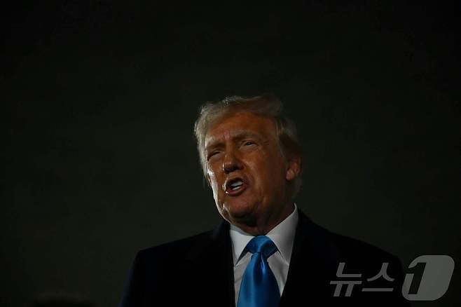 도널드 트럼프 미국 대통령이 2일(현지 시간) 플로리다서 워싱턴 백악관으로 돌아 가기 위해 앤드루스 합동 기지에 도착해 취재진을 만나 “25%의 보편 관세를 부과하기에 앞서 캐나다, 멕시코 정상과 통화할 예정”이라고 밝히고 있다. 2025.02.03 ⓒ AFP=뉴스1 ⓒ News1 우동명 기자