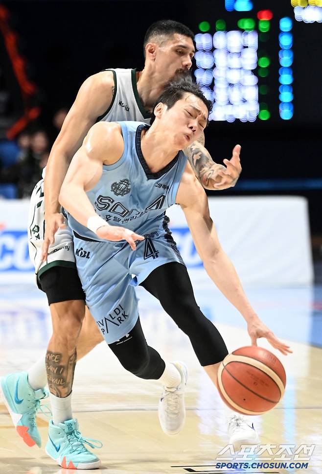 이재도의 얼굴을 때리고만 알바노의 왼손