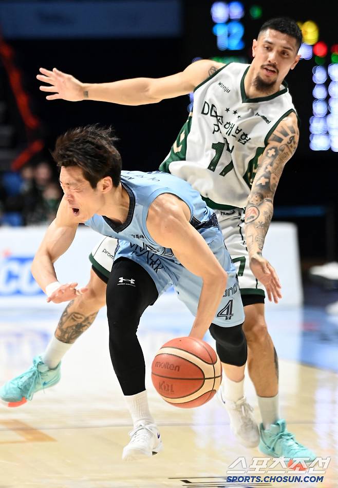 얼굴을 가격당한 이재도가 고통에 휩싸였다