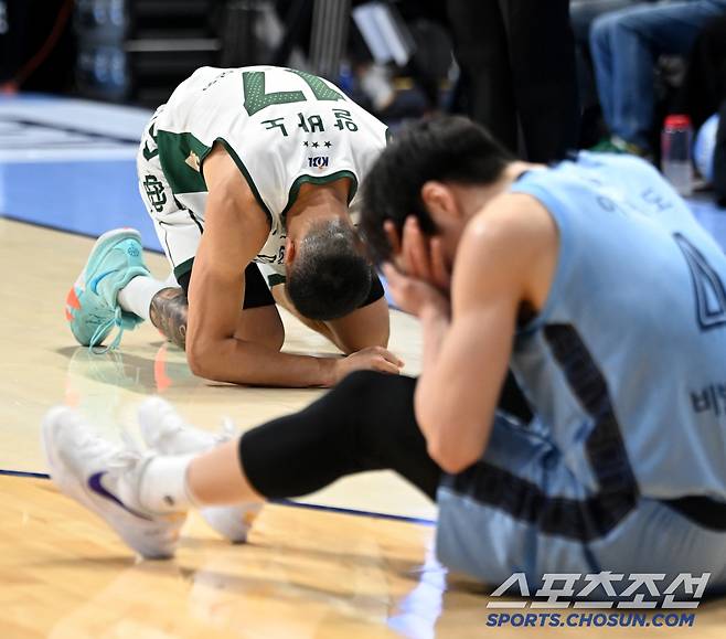 극심한 고통 속 코트에 주저 앉고 만 두 선수
