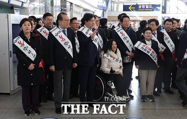 헌법재판소의 결정에는 절차상 '불복'이 없다는 걸 알면서도 윤석열 대통령 탄핵심판 '과정'의 공정성을 문제 삼아 결국 '결과'의 공정성까지 흔들겠다는 계산이다. 지난달 24일 오전 서울 용산구 서울역에서 설 귀성 인사를 하고 있는 국민의힘 지도부. /남윤호 기자