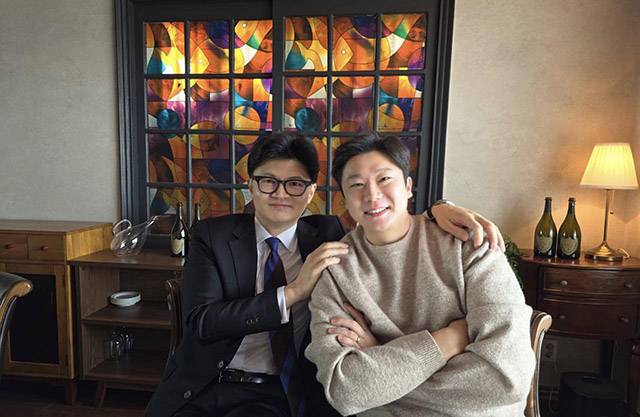 한동훈 전 국민의힘 대표가 잠행을 끝내고 정치권에 복귀할 것이란 전망이 나온다. 지난달 24일 진종오 국민의힘 의원이 사회관계망서비스에 한동훈 전 대표와 찍은 사진과 함께 "저도 나라만 생각하고 함께 가겠다"라는 짧은 글을 게시했다. /진종오 의원 SNS 갈무리