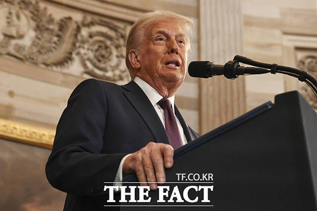 WSJ은 2일(현지시간) 사설을 통해 "트럼프 대통령이 아무런 정당한 이유 없이 캐나다와 멕시코에 25% 추가 관세를 부과했다"며 "이웃 국가들을 겨냥한 경제적 공격은 설득력이 전혀 없다"고 평가했다. /워싱턴=AP.뉴시스