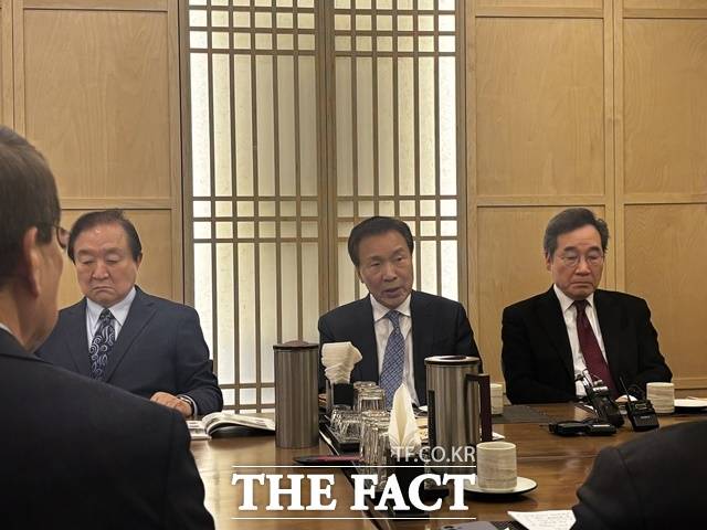손학규 전 바른미래당 대표(가운데)가 3일 서울 여의도 한 식당에서 열린 전 국회의장·국무총리·당대표들로 구성된 '나라를 걱정하는 원로모임' 3차 간담회에서 발언하고 있다. /여의도=이하린 기자