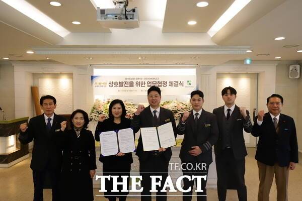 건양사이버대학교가 3일 대학 본관에서 쉴낙원 남대전장례식장과 상호 간 복지 증진과 협력을 목적으로 업무협약을 체결하고 있다. 왼쪽부터 남대전장례식장 금영구 대표, 건양사이대학 황혜정 보건의료복지학과장, 이진경 입학홍보처장, 남대전장례식장 윤종성 원장, 김정현 실장, 김성권 실장, 이정수 남대전요양병원 실장. /건양사이버대