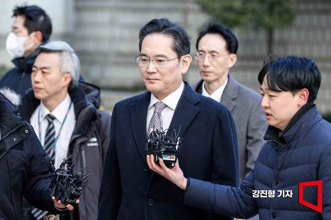 경영권 승계를 위한 부당 합병과 회계 부정 혐의로 재판을 받고 있는 이재용 삼성전자 회장이 3일 서울 서초구 서울고등법원에서 열린 항소심 선고 공판에 출석하고 있다. 강진형 기자