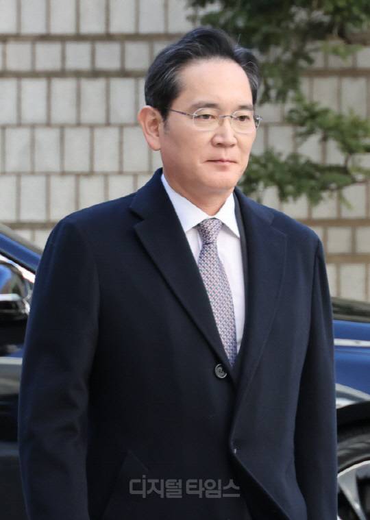 이재용 삼성전자 회장이 3일 서울고등법원에서 열린 삼성물산·제일모직 부당 합병, 회계 부정 혐의 등에 대한 항소심 선고 공판에 출석하고 있다. 박동욱 기자