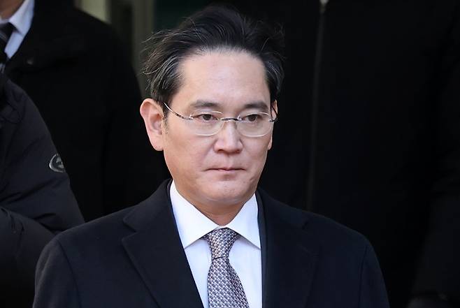 이재용 삼성전자 회장이 3일 오후 서울 서초구 서울고등법원에서 열린 '경영권 불법 승계' 의혹 자본시장과금융투자업에관한법률위반등 항소심 선고공판에서 무죄를 선고받은 후 법정을 나서고 있다. 뉴스1