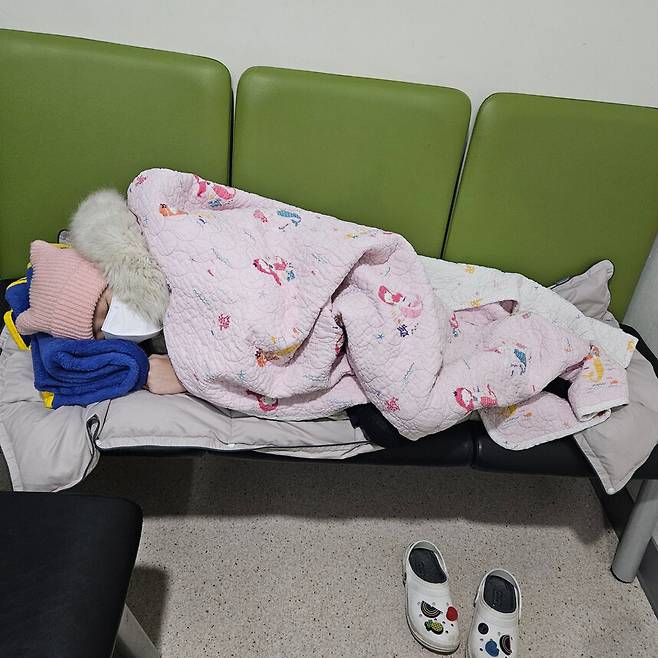 희귀 소아암 유잉육종을 앓고 있는 지수(가명·11)가 병원 의자에 누워 자고 있다. 강미경씨 제공