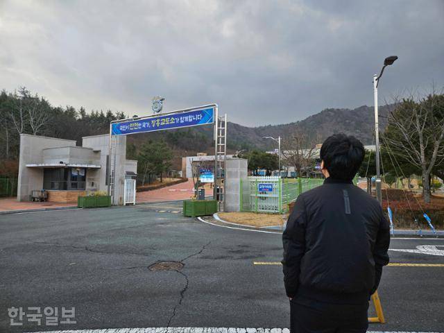 24년 10개월 만에 무죄 판결을 받은 김신혜의 남동생 김후성이 지난달 6일 전남 장흥교도소 앞에서 누나의 출소를 기다리고 있다. 장흥=조소진 기자