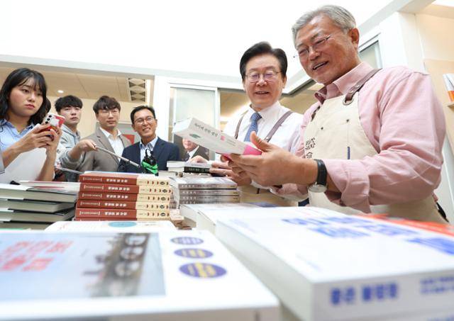 문재인 전 대통령이 2023년 5월, 경남 양산시 평산책방에서 이재명 더불어민주당 대표에게 책을 추천하고 있다. 양산=연합뉴스
