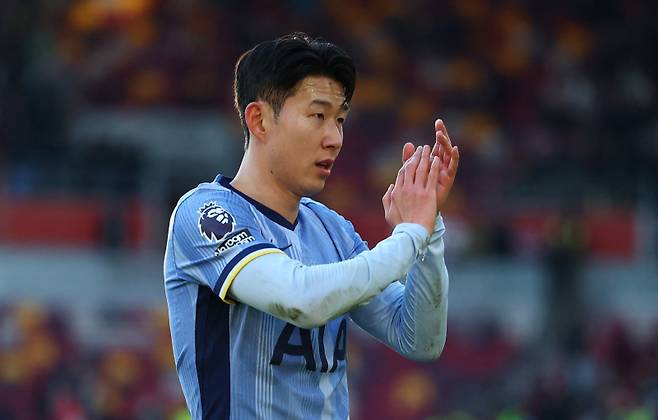 토트넘 손흥민이 2일(한국시간) 영국 브렌트퍼드의 지테크 커뮤니티 스타디움에서 열린 2024~25 잉글랜드 프리미어리그(EPL) 24라운드 브렌트퍼드 원정 2-0 승리 후 팬들에게 인사하고 있다. 로이터=연합뉴스
