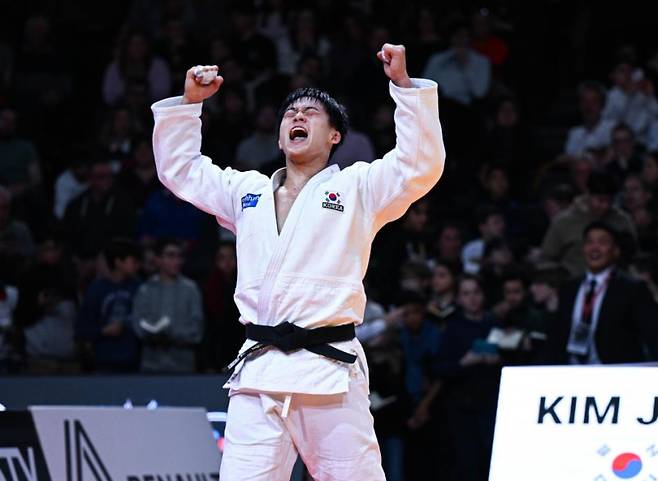 유도 국가대표 김종훈이 3일(한국시간) 국제유도연맹(IJF) 2025 파리 그랜드슬램 남자 90㎏급 결승에서 루카 마이수라제를 꺾은 뒤 환호하고 있다. 사진=IJF 홈페이지 캡처