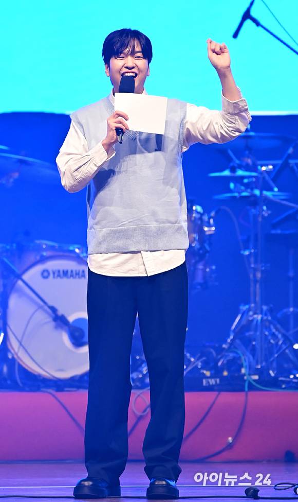개그맨 유재필이 1일 오후 서울 서대문구 이화여자대학교 대강당에서 열린 '2025 JOY콘서트 - 보이스 오브 스프링(Voice of spring)'에서 진행을 하고 있다. [사진=곽영래 기자]
