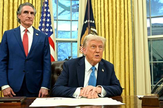 도널드 트럼프 미국 대톨영이 지난달 31일 백악관 집무실에서 기자간담회를 하고 있는 모습. AFP=연합뉴스