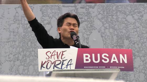 지난 1일 오후 부산역 광장에서 열린 세이브코리아 주최 집회의 연사로 나선 한국사 '일타강사' 전한길씨가 "비상계엄은 계몽령"이라고 주장했다. 사진 유튜브 '꽃보다전한길' 캡처