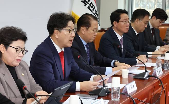 ▲ 국민의힘 권성동 원내대표(왼쪽 두번째)가 3일 국회에서 열린 비상대책위원 회의에서 발언하고 있다 [연합뉴스]