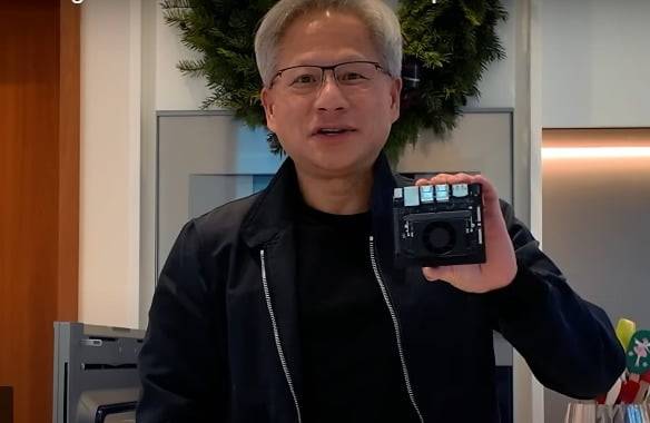 젠슨황 엔비디아 CEO가 직접 소개하는 '젯슨 오린 나노 슈퍼'. 오븐에서 싱글보드 컴퓨터를 꺼낸다. 매년 크리스마스 시즌을 맞아 내놓는 이벤트다. /엔비디아 유튜브 캡쳐