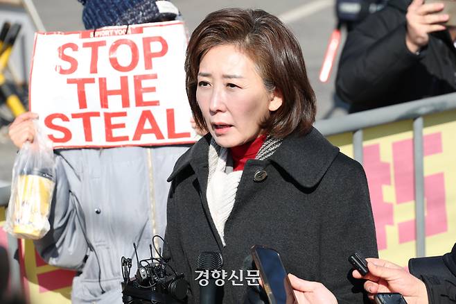 국민의힘 나경원 의원이 3일 윤석열 대통령의 면회를 마치고 경기도 의왕시 서울구치소 앞에서 취재진의 질문에 답하고 있다. 정효진 기자