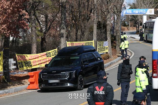 국민의힘 나경원 의원이 탄 차량이 윤석열 대통령 면회를 마치고 3일 경기도 의왕시 서울구치소를 나오고 있다. 정효진 기자