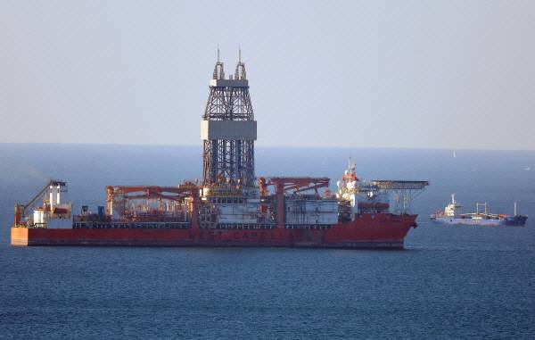 지난해 12월 9일 오전 부산 남외항에 대왕고래 시추선 ‘웨스트 카펠라’호가 입항한 모습. 연합뉴스