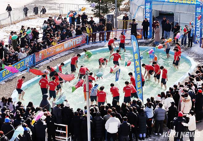 19일 오후 강원 평창군 진부면 오대천 일원에서 열린 제16회 평창송어축제를 찾은 방문객들이 송어 맨손 잡기 체험을 즐기고 있다. (사진=평창송어축제위원회)