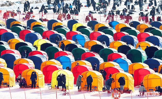 19일 오후 강원 평창군 진부면 오대천 일원에서 열린 제16회 평창송어축제를 찾은 방문객들이 알록달록한 텐트에서 송어 얼음 낚시를 즐기고 있다. (사진=평창송어축제위원회)