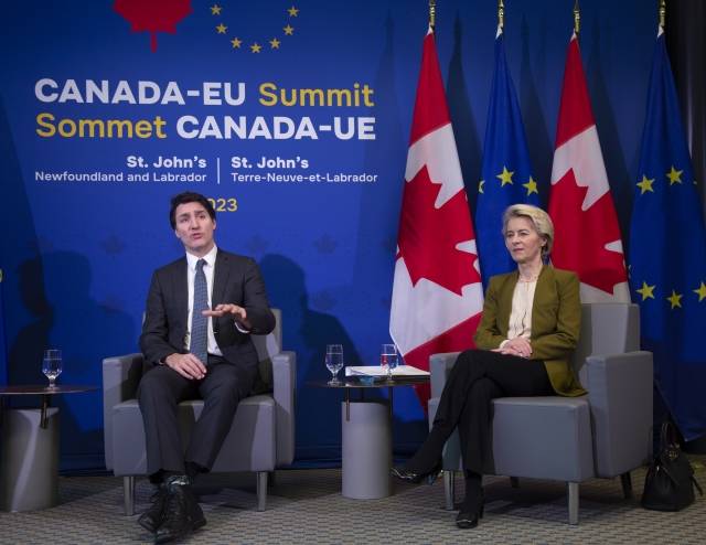 쥐스탱 트뤼도 캐나다 총리와 우르줄라 폰데어라이엔 유럽연합 집행위원장. AP뉴시스