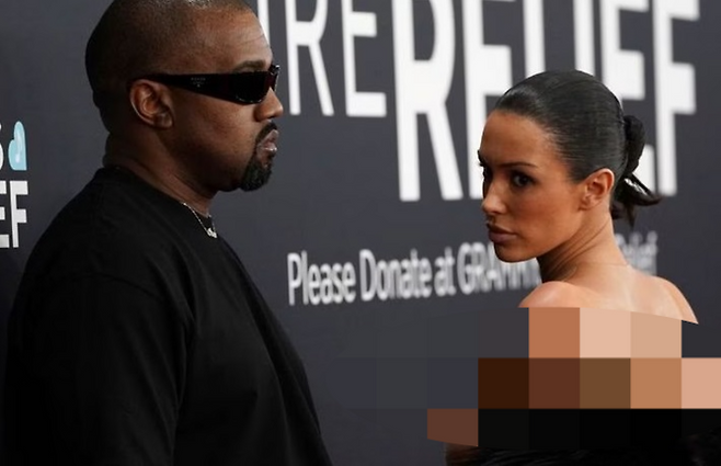 유명 래퍼 칸예 웨스트와 함께 그래미 어워드에 참석한 아내 비앙카 센소리가 올누드 의상을 입고 등장해 충격을 줬다. [사진출처 = AP]