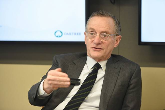 하워드 막스 오크트리 공동회장이 지난달 24일(현지시간) 뉴욕 오크트리 운용사 사무실에서 국내 언론 뉴욕특파원들과 인터뷰를 하고 있다. /사진=에이미 메이스