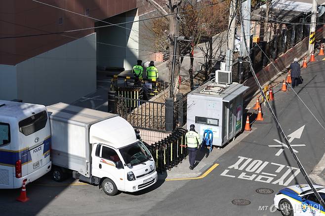 (서울=뉴스1) 민경석 기자 = 23일 오후 서울 마포구 서울서부지법 앞 보행로가 지난 19일 새벽 난입 사태로 인해 법원 직원 외 통행 및 출입이 통제되고 있다. 2025.1.23/뉴스1 Copyright (C) 뉴스1. All rights reserved. 무단 전재 및 재배포, AI학습 이용 금지. /사진=(서울=뉴스1) 민경석 기자