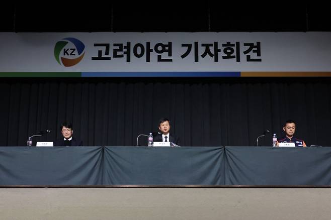 박기덕 고려아연 대표이사가 24일 서울 소재 호텔에서 기자회견을 열고 임시주총 결과에 관련 발표하고 있다./사진=뉴시스