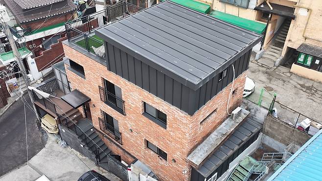 25일 매각기일을 앞두고 있는 서울 서대문구 연희동 2층 단독주택 [이건욱 PD]