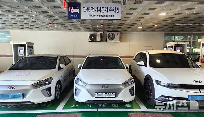 [포항=뉴시스] 송종욱 기자 = 포항시가 상반기 예산 117억원을 들여 친환경 전기자동차 1007대(승용 700·화물 300·버스 7대) 구매 보조금을 지원한다. 사진은 포항시청 관용 전기자동차 주차장 모습. (사진=포항시 제공) 2025.02.03. photo@newsis.com