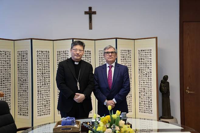 [서울=뉴시스] 1월 31일 오후, 다리오 세사르 셀라야 알바레스 주한 아르헨티나 신임대사와 만난 천주교 서울대교구장 정순택 대주교(왼쪽) (사진=천주교 서울대교구 제공) 2025.02.03. photo@newsis.com *재판매 및 DB 금지