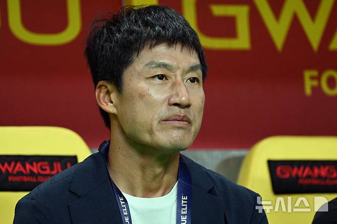 [광주=뉴시스] 이영주 기자 = 지난해 9월17일 오후 광주 서구 광주월드컵경기장에서 열린 AFC 챔피언스리그 엘리트 광주FC와 요코하마FM의 경기, 이정효 광주FC 감독이 경기를 바라보고 있다. 2024.09.17. leeyj2578@newsis.com