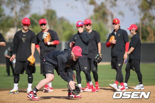 KIA 패트릭 위즈덤이 어바인 스프링캠프에서 수비훈련을 하고 있다./KIA 타이거즈 제공