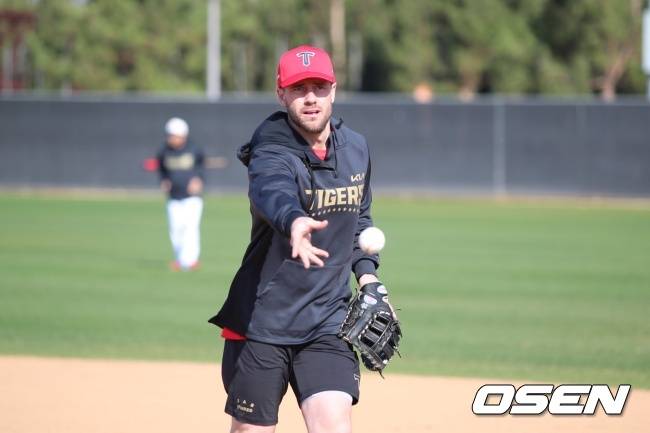 KIA 패트릭 위즈덤이 어바인 스프링캠프에서 훈련 도중 토스를 하고 있다./KIA 타이거즈 제공