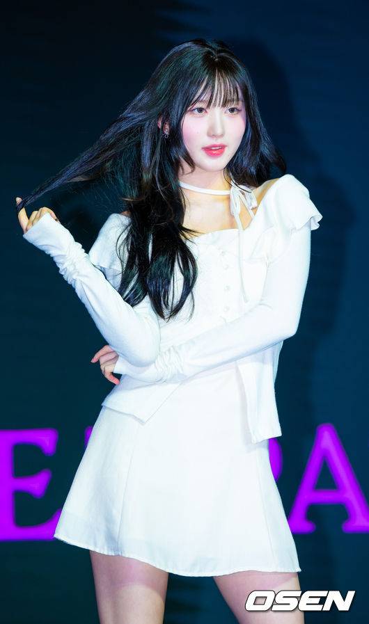 [OSEN=민경훈 기자]  아이브(IVE : 안유진·가을·레이·장원영·리즈·이서) 세 번째 미니 앨범 '아이브 엠파시(IVE EMPATHY)' 발매 기자간담회가 3일 서울 영등포구 콘래드 서울 호텔에서 열렸다.아이브는 지난달 13일 신보의 더블 타이틀곡 중 하나인 '레블 하트(REBEL HEART)'를 선공개하며 컴백 전 분위기를 예열했다. 아이브는 오늘 이날 공개되는 또 다른 타이틀곡 '애티튜드(ATTITUDE)'를 통해 상반된 매력을 선사할 예정이다.아이브 가을이 무대 위에서 포즈를 취하고 있다. 2025.02.03 / rumi@osen.co.kr