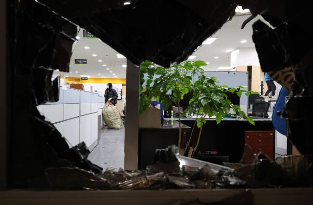 ▲윤석열 대통령이 내란 우두머리 혐의로 구속되자 일부 윤 대통령 지지자들이 서울서부지방법원 내부로 난입해 불법폭력사태를 일으킨 19일 오후 서부지법 벽과 유리창 등이 파손돼 있다. ⓒ연합뉴스