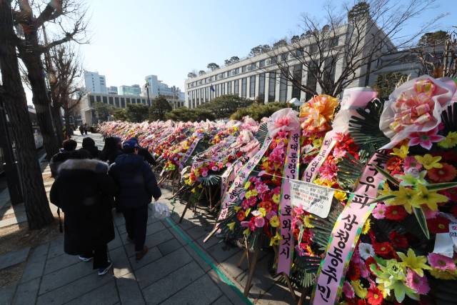 ▲최상목 대통령 권한대행 부총리 겸 기획재정부 장관이 마은혁 헌법재판소 재판관 후보자를 임명하지 않은 것이 위헌인지 여부를 헌법재판소가 3일 직접 결정한다. 헌재는 법무법인 도담 김정환 변호사가 제기한 헌법소원과 우원식 국회의장이 국회를 대표해 최 대행을 상대로 낸 권한쟁의심판을 3일 오후 2시 선고한다. 사진은 2일 헌법재판소 모습. ⓒ연합뉴스