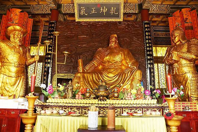 관제묘 정전에는 중앙에 관우가, 양옆에는 주창과 관평이 서 있다.